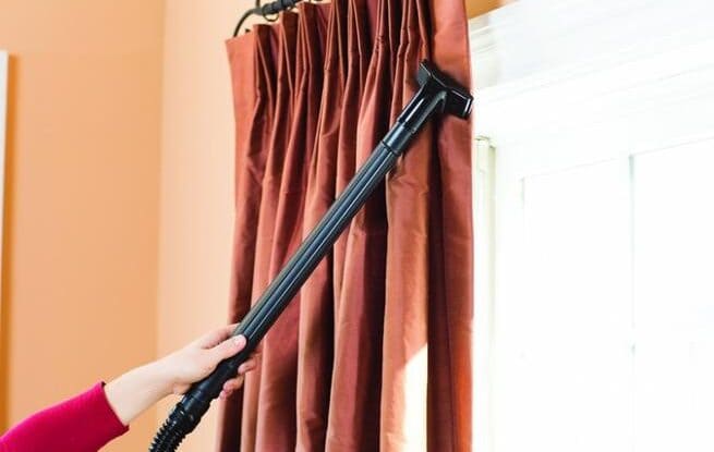 خطوات تنظيف الستائر بالبخار